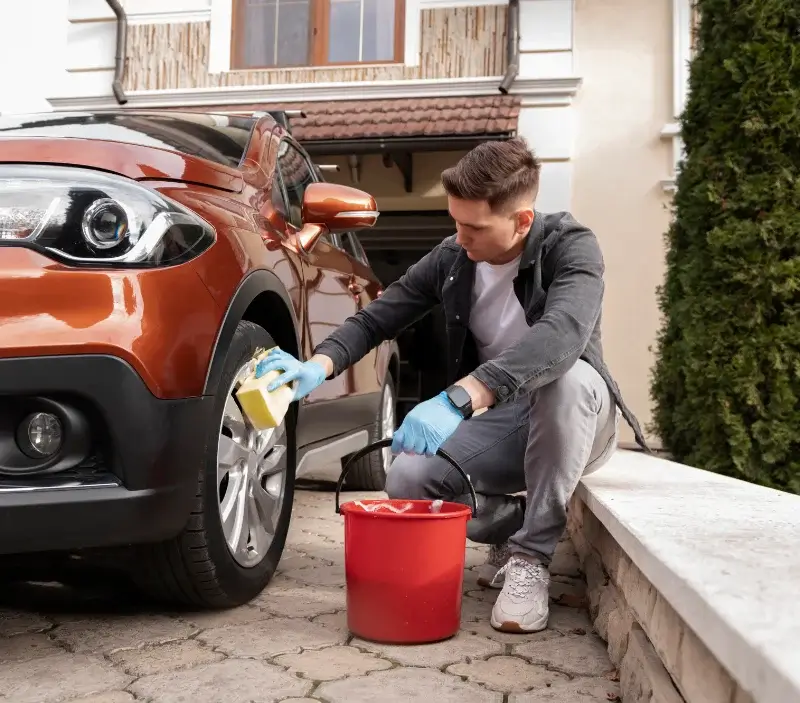 Lavage auto à domicile Le Bourg-d'Hem : professionnel intervenant sur un véhicule